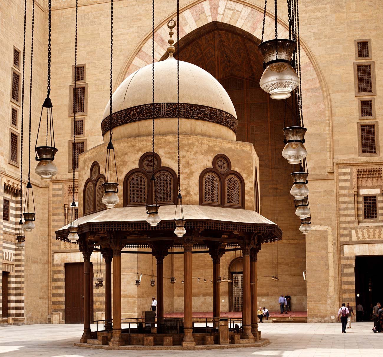 الفسقية الخشبية الأثرية تتوسط الصحن المكشوف لمسجد ومدرسة السلطان حسن التاريخي بالقاهرة المملوكية — صورة 18