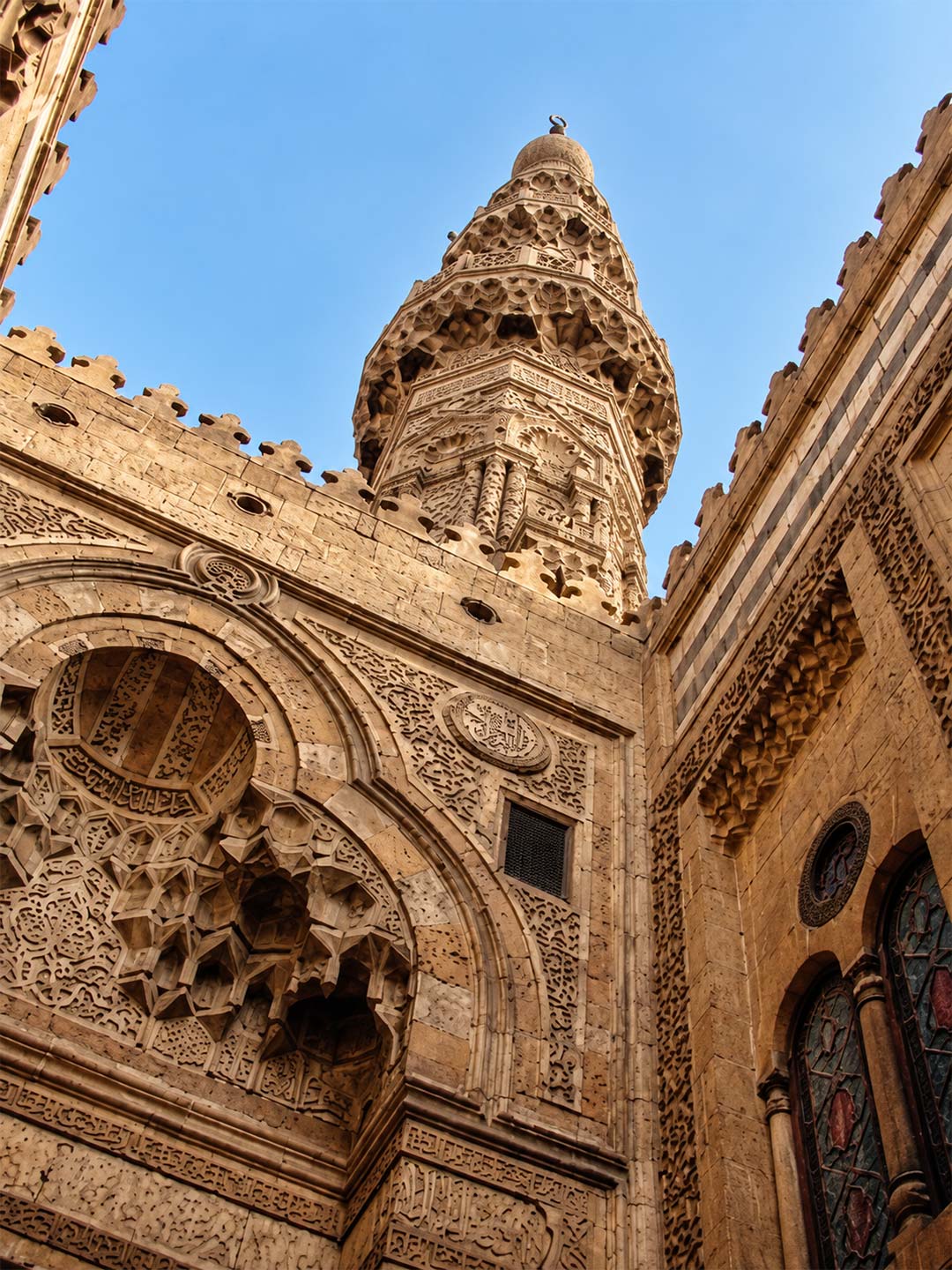 مئذنة أثرية مزخرفة ونقوش حجرية إسلامية فريدة لواجهة مسجد السلطان برقوق في شارع المعز بالقاهرة — صورة 3