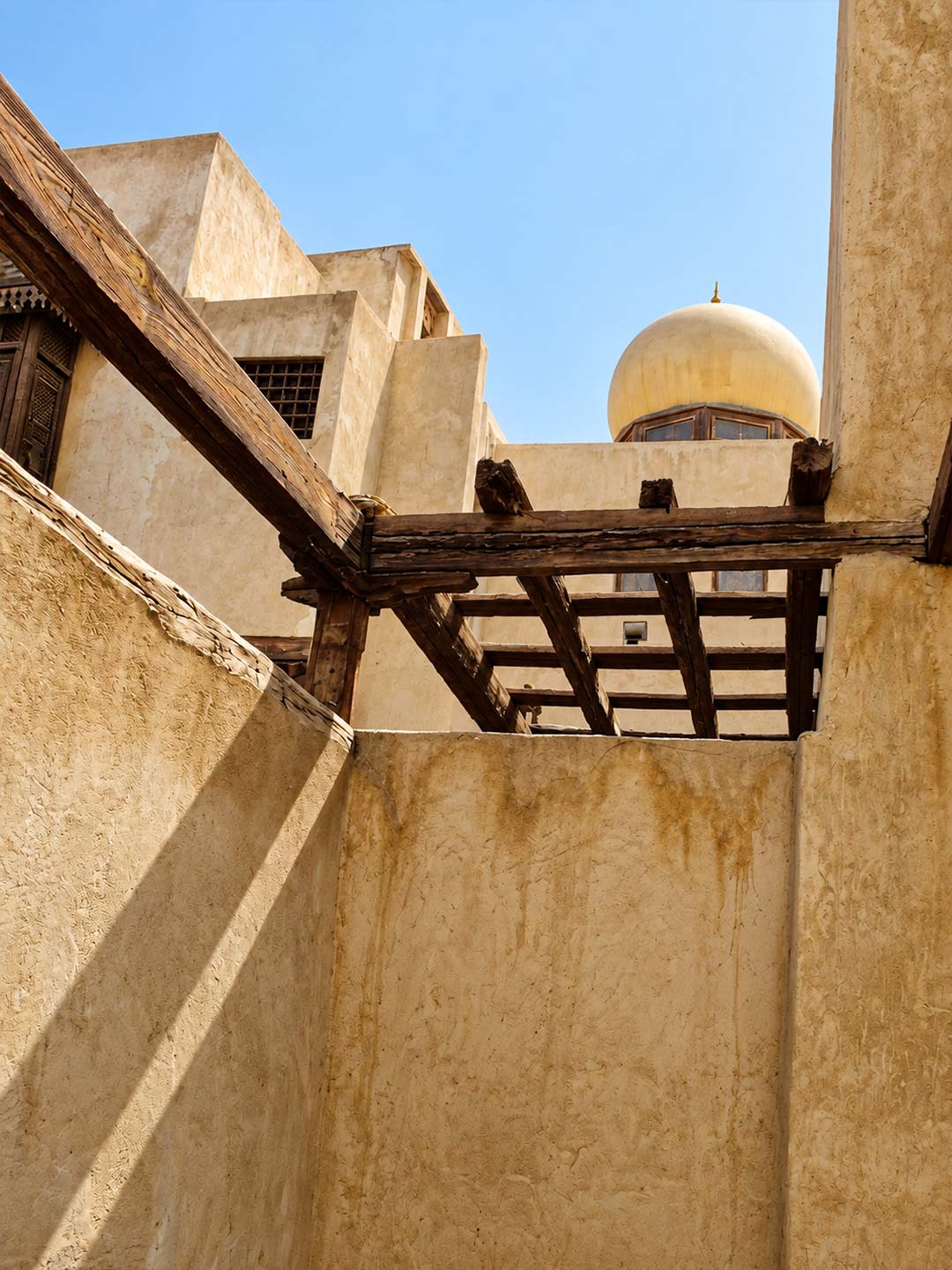العمارة الإسلامية التاريخية لبيت السحيمي وتفاصيل جدرانه الطينية وقبته العتيقة في حي الجمالية بشارع المعز — صورة 5
