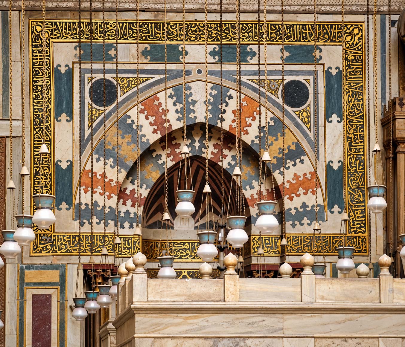 محراب مسجد ومدرسة السلطان حسن التاريخي المزين بالرخام الملون ونقوش الخط العربي الكوفي المذهب في القاهرة — صورة 17