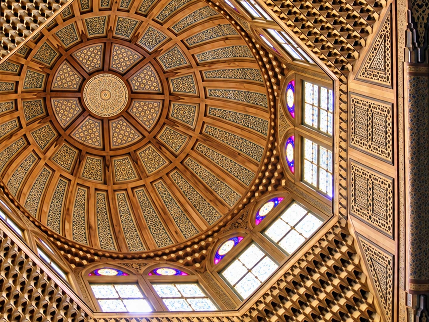 سقف خشبي أثري وقبة مزخرفة بنقوش هندسية دقيقة ونوافذ زجاجية ملونة تعكس روعة العمارة الإسلامية والتاريخية — صورة 22